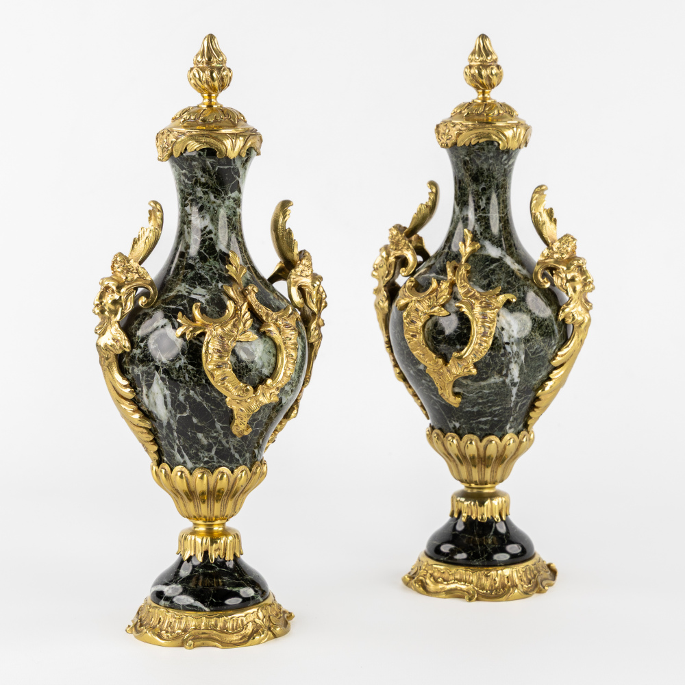 Een paar Vert de Mer Marmeren Cassolettes, gemonteerd met Verguld Brons, Lodewijk XV stijl. (L:14.5 x W:12.5 x H:34 cm)